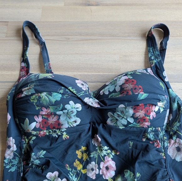 Nip Tuck Swimsuit (Sz 8) - Picture 3 of 8